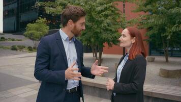 bedrijf onderhandelen gesprek communicatie in stad bespreken bedrijf transactie zakelijke project opstarten Kaukasisch zakenman pratend met zakenvrouw collega's partners mensen uit het bedrijfsleven vrouw Mens video