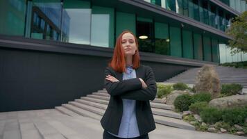 fêmea feminismo o negócio retrato confiante senhora sério poderoso caucasiano menina Empregador líder companhia patrão CEO o negócio mulher posando dentro centro da cidade ao ar livre mãos cruzado empresária cruzando braços video