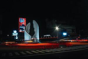 sidoarjo, este Java, Indonesia diciembre 31 2022 hikayat cantó delta un nuevo Monumento en el medio de un sidoarjo cruce de caminos. el sensación de el ciudad a noche. foto