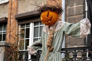 exterior hermosa atmosférico Víspera de Todos los Santos de miedo espantapájaros calabaza decorado en porche. otoño hojas y otoño flores celebracion fiesta acción de gracias octubre temporada al aire libre en ciudad foto