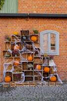 Víspera de Todos los Santos otoño decorado al aire libre café o restaurante terraza en America o Europa con calabazas otoño flores tradicional atributos de Víspera de Todos los Santos. patio delantero decoración para fiesta. foto