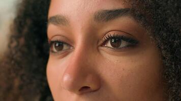 vicino su africano americano donna occhi vista visione femmina guardare pelle trucco focalizzata viso cosmetici facciale espressione bellezza modello femminilità ciglio mascara di moda estensione individualità fissando video