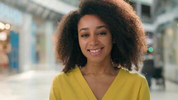 vicino su fiducioso africano americano donna guardare a telecamera trentadue denti dentale Sorridi ragazza femmina viso espressione acquirente acquirente shopping centro commerciale signora moda cliente cliente etnico donna d'affari adolescente elegante video