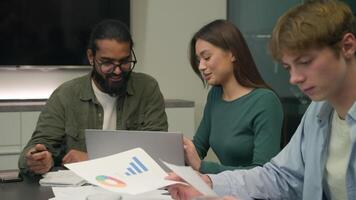 gelukkig team collega's collega's managers Mens vrouw praten lach bespreken project Aan laptop bedrijf opstarten analyseren grafieken papierwerk verschillend zakenvrouw zakenlieden zakelijke werk Bij kantoor werkplaats video