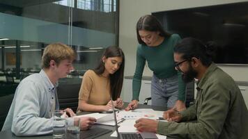 team leider collega's planning werk analyseren zakelijke documenten herzien statistieken leren gegevens grafieken grafieken groep verschillend zakenlieden onderneemsters bespreken bedrijf papierwerk in kantoor bestuurskamer video