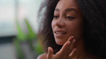 glücklich lächelnd Mädchen weiblich befeuchtet glatt gesund gut Haut Ton Schönheit Hautpflege Verfahren ziemlich schön afrikanisch amerikanisch Frau berühren Gesicht Anti Akne Altern kosmetisch Plastik Chirurgie Falten Gesundheit video