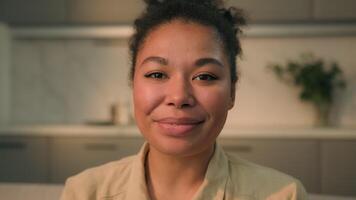 cerca arriba retrato africano americano étnico mujer sonriente niña contento dueño de casa ama de casa madre sonrisa mirando a cámara hogar cocina Cocinando comida entrega alegre hembra casa inquilino hipoteca crédito video