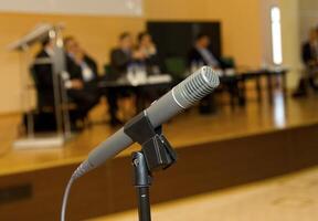 micrófono para el altavoz en un conferencia a un salón foto