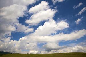 verde campo y grande nubes - paisaje foto