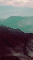 chaînes alpines enveloppées dans le brouillard du matin video