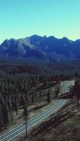 Cascade Mountain et montagnes rocheuses canadiennes environnantes en été video