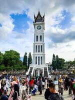 bukittinggi, Indonesia - abril 28, 2024. el atmósfera alrededor el mermelada Gadang bukittinggi o bukittinggi reloj torre cuales es ocupado con visitantes en el fin de semana foto