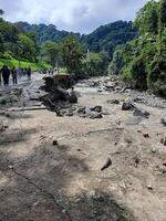 tanah datos, Indonesia - mayo 12, 2024. peligroso parte de deslizamiento de tierra la carretera sección después frío lava destello inundaciones, natural desastres en lembá anai, sepultura koto, tanah datos, Oeste Sumatra, Indonesia foto