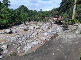 tanah datos, Indonesia - mayo 12, 2024. peligroso parte de deslizamiento de tierra la carretera sección después frío lava destello inundaciones, natural desastres en lembá anai, sepultura koto, tanah datos, Oeste Sumatra, Indonesia foto