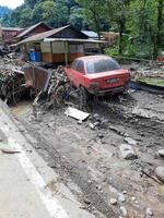 tanah datos, Indonesia - mayo 12, 2024. el condición de el coche estaba gravemente dañado debido a frío lava destello inundaciones natural desastre en lembá anai foto