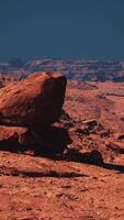 monolítico majestade, uma majestoso gigante presidente sobre a deserto areias video