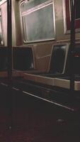 Open metro auto Bij nacht, leeg vervoer in ondergronds metro video