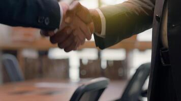 zwei männlich Hände zittern Gruß herzlich willkommen Geste Glückwunsch daraus schließen Zustimmung Partnerschaft Zusammenarbeit Zusammenarbeit gemischtrassig Männer Geschäft Kollegen Mitarbeiter Geschäftsleute Händeschütteln im Büro Deal video