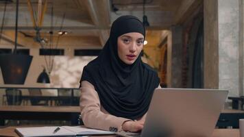 echt streng zakenvrouw moslim Arabisch Islamitisch vrouw in hijab vrouw meisje bedrijf leider kantoor manager werken laptop golvend vinger niet nooit gebaar beperken verbieden Nee hou op teken ontkennen weigeren video