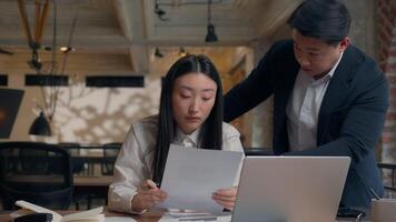 slecht werk probleem Directeur baas Aziatisch Mens Koreaans zakenman mannetje vent leider boos praten schelden onproductief incompetent Japans Chinese vrouw zakenvrouw Bij kantoor tafel documenten vergissing bedrijf spanning video