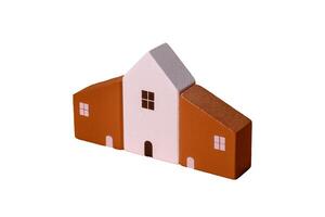 un pequeño de madera casa, dinero y llaves como un idea para invertir en tu propio hogar foto