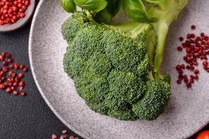 Fresco crudo verde brócoli en el formar de un rama como un ingrediente para Cocinando comida a hogar foto