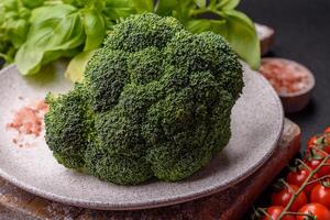 Fresco crudo verde brócoli en el formar de un rama como un ingrediente para Cocinando comida a hogar foto