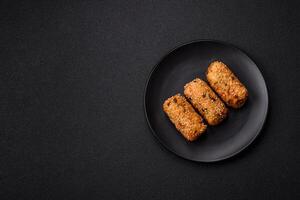 delicioso abundante vegetariano o vegano plato en el formar de chuletas o empanadas foto