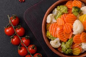 delicioso Fresco vegetales brócoli, coliflor, zanahorias al vapor con sal foto