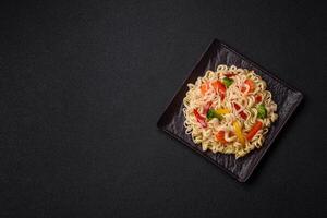 delicioso asiático plato arroz tallarines o udon con verduras, especias y hierbas foto