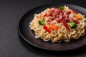 delicioso asiático plato arroz tallarines o udon con verduras, especias y hierbas foto