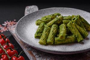 delicioso pasta con Espinacas salsa, aceituna petróleo y parmesano queso foto