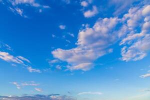 azul cielo con minúsculo nubes foto