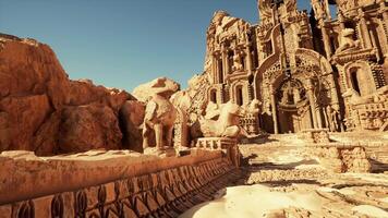 une majestueux temple en hausse de le Dénudé désert paysage video