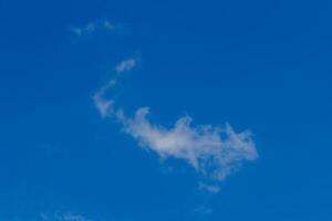 nubes en el cielo azul foto