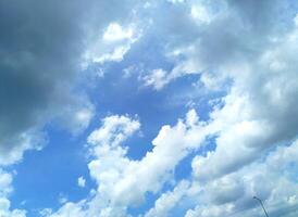 cielo azul y nubes de fondo foto