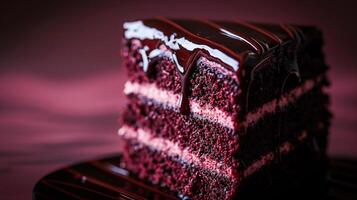 un Agua en la boca de cerca Disparo de un rebanada de recién horneado pastel goteo con decadente mermelada ganache foto