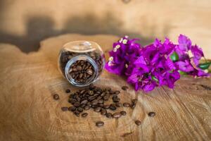 café frijoles en un de madera mesa foto