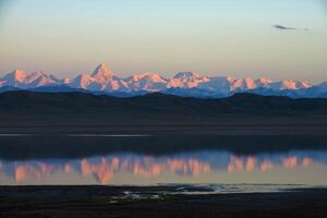 lago y montañas en vecindad de kan Tengri foto