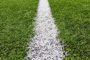 blanco línea en fútbol campo césped foto