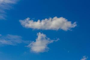 nubes en el cielo azul foto