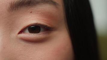 laser œil chirurgie proche en haut macro coup femelle foncé yeux regard à la recherche contact lentilles ophtalmologie correction clinique bien vue vision regard asiatique femme chinois coréen Japonais fille modèle visage détail video