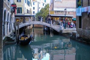 Venecia grandioso canal, con sus icónico devanado camino acuático flanqueado por histórico edificios y bullicioso actividad, personifica el encanto y seducir de el encantador ciudad de Venecia foto