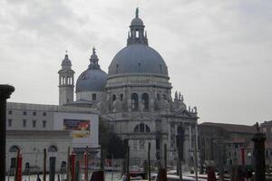 Venecia grandioso canal, con sus icónico devanado camino acuático flanqueado por histórico edificios y bullicioso actividad, personifica el encanto y seducir de el encantador ciudad de Venecia foto