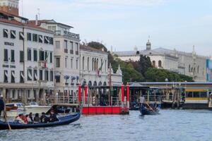 Venecia grandioso canal, con sus icónico devanado camino acuático flanqueado por histórico edificios y bullicioso actividad, personifica el encanto y seducir de el encantador ciudad de Venecia foto