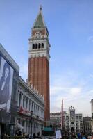 Venecia grandioso canal, con sus icónico devanado camino acuático flanqueado por histórico edificios y bullicioso actividad, personifica el encanto y seducir de el encantador ciudad de Venecia foto