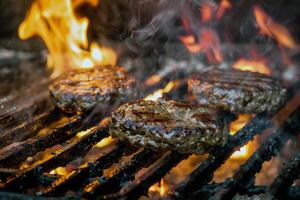 parilla parrilla candente con jugoso hamburguesas y perritos calientes, grapa de verano reuniones foto