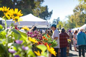 bullicioso al aire libre mercado lleno con vendedores de venta Fresco frutas, verduras, y flores foto