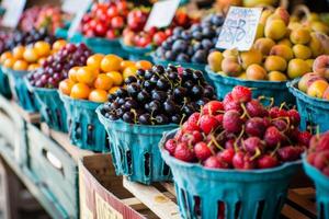 vistoso formación de Fresco frutas a agricultores mercado, muy lleno con sabores de el verano cosecha foto