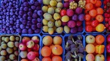 vistoso formación de Fresco frutas a agricultores mercado, muy lleno con sabores de el verano cosecha foto